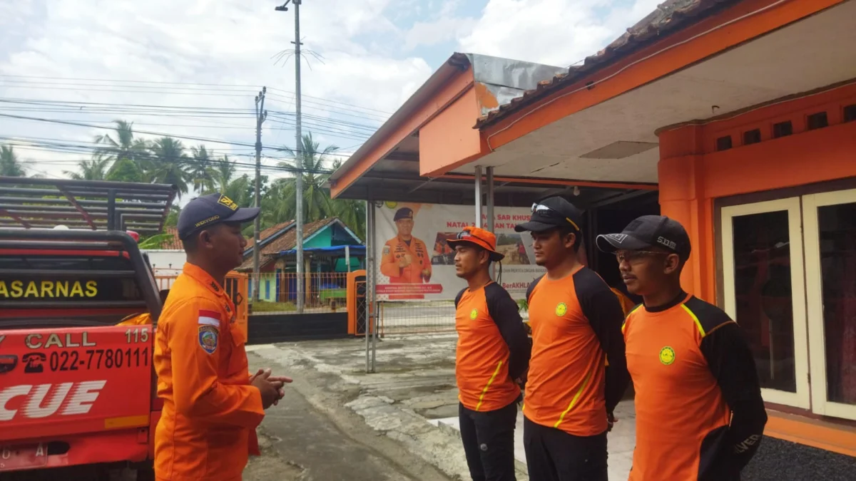 Tim Rescue dari Pos SAR Pangandaraan saat hendak meluncur ke lokasi dua orang terseret arus di Pantai Madasari wilayah Kecamatan Cimerak, Kabupaten Pangandaran untuk lakukan pencarian korban hilang. (Jabar Ekspres)