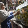 Pedagang merapikan beras dagangannya di Pasar Kosambi, Kota Bandung, Kamis (6/2). Foto: Dimas Rachmatsyah / Jabar Ekspres