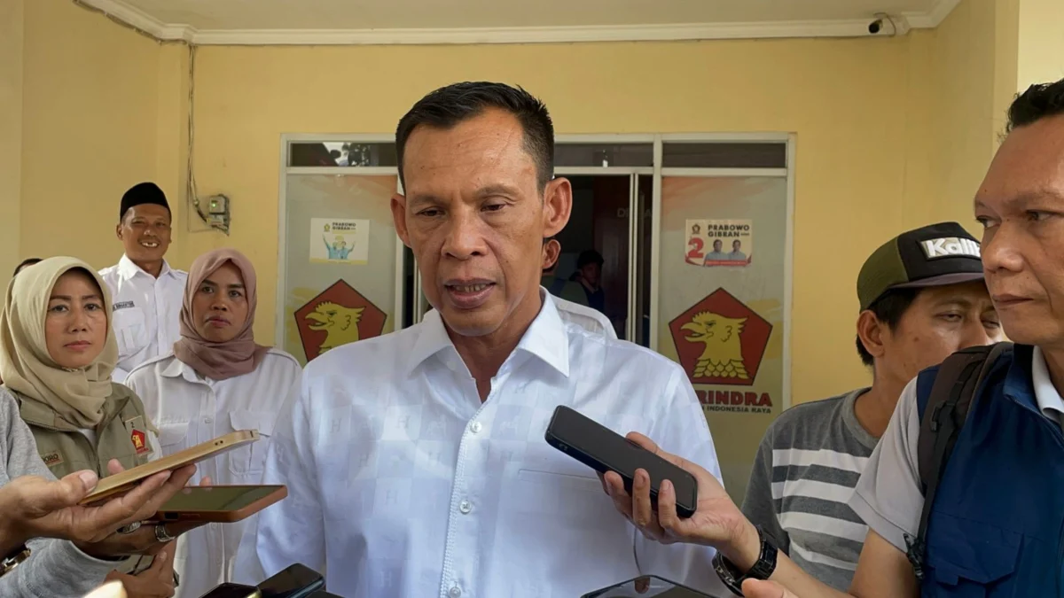 Wakil Bupati terpilih Kabupaten Bogor, Ade Ruhandi atau Jaro Ade saat memberikan keterangan kepada awak media seusai menghadiri HUT ke-17 Partai Gerindra di DPC Kabupaten Bogor, pada Kamis (6/2). Foto: Regi