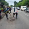 Satlantas Polres Bogor saat menghampiri TKP kecelakaan yang menewaskan pengendara motor akibat jalan berlubang, pada Kamis (6/2). Foto: Satlantas Polres Bogor