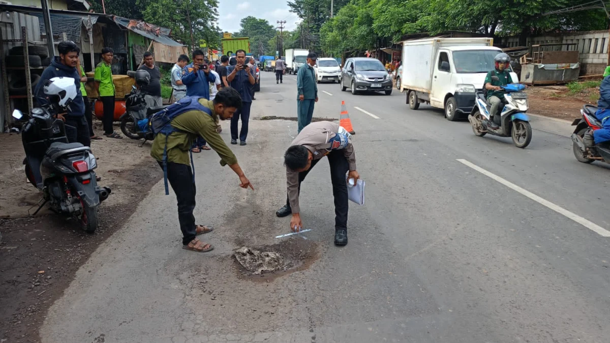 Terjatuh karena Jalan Berlubang, Pengendara Motor di Bogor Tewas Terlindas Truk Satlantas Polres Bogor saat menghampiri TKP kecelakaan yang menewaskan pengendara motor akibat jalan berlubang, pada Kamis (6/2). Foto: Satlantas Polres Bogor