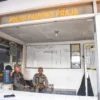 Petugas Satpol PP berjaga di kantor Satpol PP beberapa waktu lalu. Foto: Dimas Rachmatsyah / Jabar Ekspes