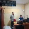 Kapolsek Bogor Tengah, Kompol Agustinus Manurung bersama jajaran saat melakukan pemeriksaan terhadap penjual miras di Mapolsek Bogor Tengah, Minggu (9/2) Malam. (Yudha Prananda / Jabar Ekspres)