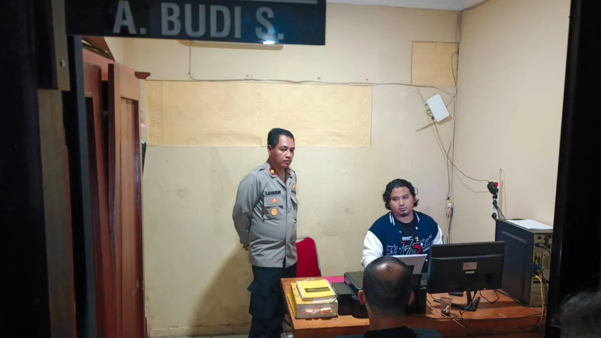 Akibat Miras Oplosan, 4 Pria Warga Bogor Tengah Tewas, 1 Kritis Kapolsek Bogor Tengah, Kompol Agustinus Manurung bersama jajaran saat melakukan pemeriksaan terhadap penjual miras di Mapolsek Bogor Tengah, Minggu (9/2) Malam. (Yudha Prananda / Jabar Ekspres)