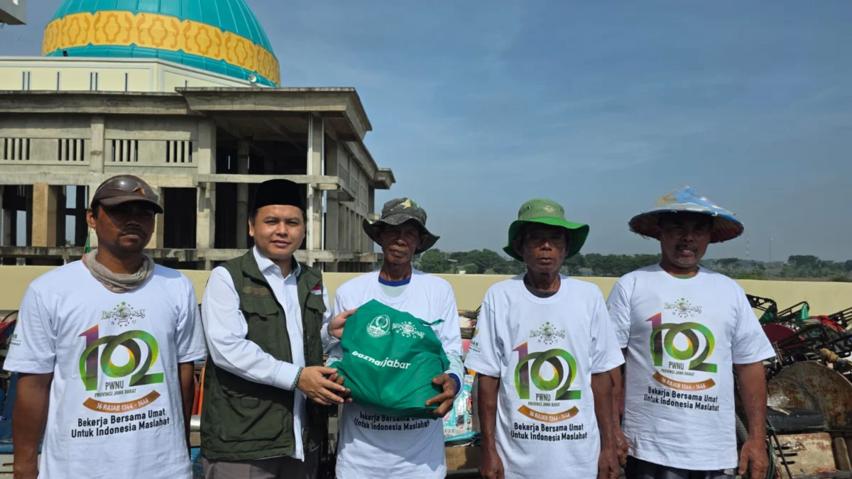 Sasar Tukang Becak, Baznas Jabar Salurkan 102 Sembako dan Layanan Kesehatan Keliling
