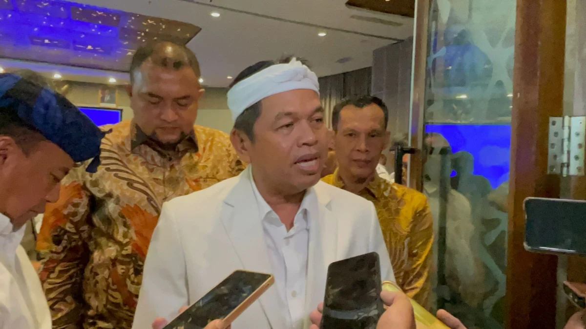 Gubernur Jawa Barat terpilih, Dedi Mulyadi saat memberikan tanggapan kepada wartawan seusai rapat koordinasi perihal jalur tambang Parung Panjang, Kabupaten Bogor, pada Rabu (12/2). Foto: Regi / Jabar Ekspres