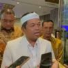 Gubernur Jawa Barat terpilih, Dedi Mulyadi saat memberikan tanggapan kepada wartawan seusai rapat koordinasi perihal jalur tambang Parung Panjang, Kabupaten Bogor, pada Rabu (12/2). Foto : Regi
