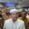 Gubernur Jawa Barat terpilih, Dedi Mulyadi saat memberikan tanggapan kepada wartawan seusai rapat koordinasi perihal jalur tambang Parung Panjang, Kabupaten Bogor, pada Rabu (12/2). Foto: Regi / Jabar Ekspres