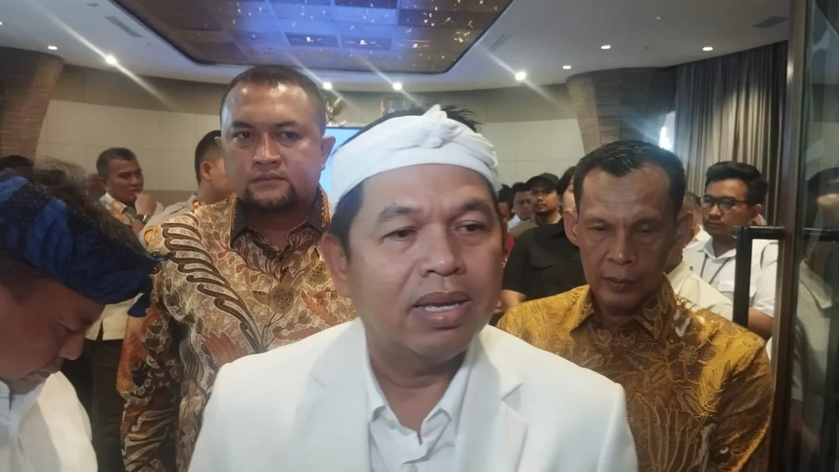 Gubernur Jawa Barat terpilih, Dedi Mulyadi saat memberikan tanggapan kepada wartawan seusai rapat koordinasi perihal jalur tambang Parung Panjang, Kabupaten Bogor, pada Rabu (12/2). Foto: Regi / Jabar Ekspres