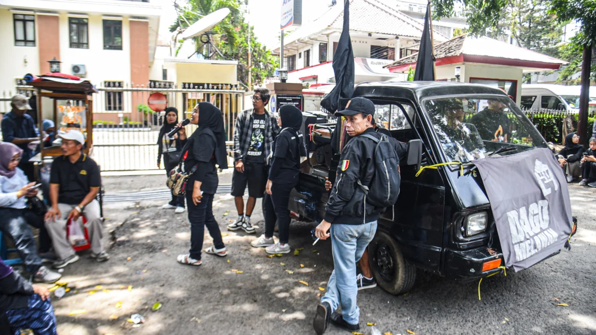 Warga Dago Elos membawa poster tuntutan dalam aksi di depan Pengadilan Tinggi Tata Usaha Negara (PTUN) Bandung, Kota Bandung, Rabu (12/2). Foto: Dimas Rachmatsyah / Jabar Ekspres