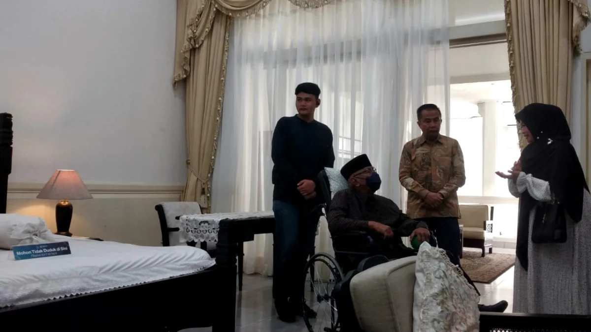 Penjabat (Pj) Gubernur Jabar Bey Triadi Mahmudin bersama Gubernur era 2003 - 2008 Danny Setiawan di Gedung Pakuan, Minggu (16/2)