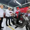 Finalis siswa FEVOSH 2025 menunjukkan keterampilan merawat sepeda motor listrik Honda EM1 e:, disaksikan oleh GM Corporate Communication AHM Ahmad Muhibbuddin, Vocational Manager AHM Gunardi, dan Technical Training Manager AHM Herry Chairy T. Hal ini sejalan dengan komitmen AHM mendukung talenta otomotif masa depan.