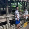 Bhabinkamtibmas Waringinsari menunjukkan kandang kambing milik warga Dusun Purwodadi RT 02 RW 03 Desa Waringinsari Kecamatan Langensari Kota Banjar, belum lama ini. (Istimewa)