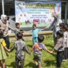 Guru mendampingi pembelajaran siswa Pendidikan Anak Usia Dini (PAUD) Inklusi Strawberry di tempat sementara akibat terdampak pengolahan sampah Pasar Gedebage, Selasa (18/2). Foto: Dimas Rachmatsyah / Jabar Ekspres