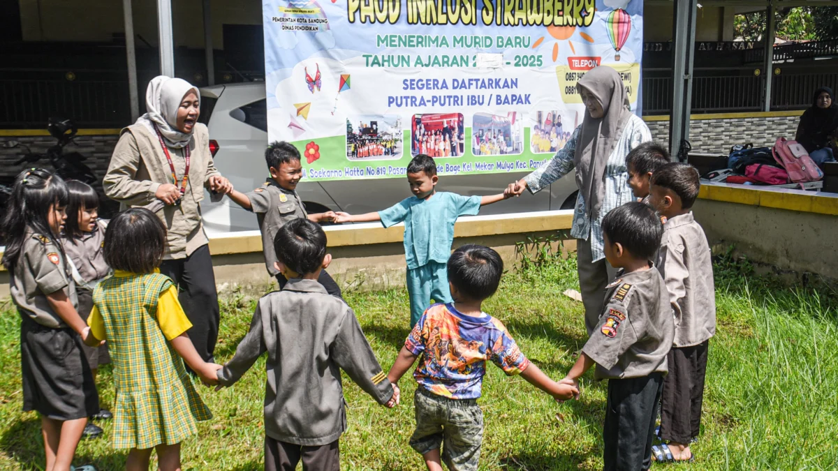 Guru mendampingi pembelajaran siswa Pendidikan Anak Usia Dini (PAUD) Inklusi Strawberry di tempat sementara akibat terdampak pengolahan sampah Pasar Gedebage, Selasa (18/2). Foto: Dimas Rachmatsyah / Jabar Ekspres
