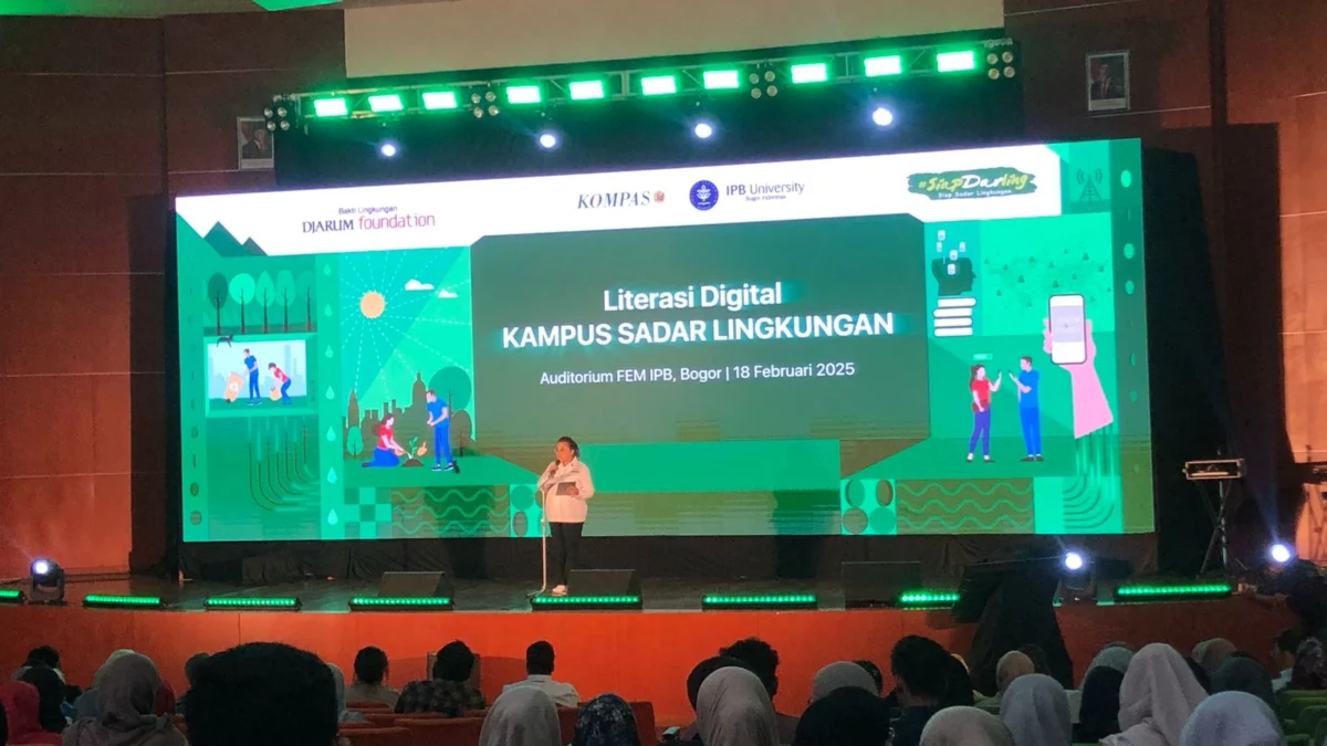 Direktur Komunikasi BLDF Mutiara Diah Asmara saat melakukan sambutan dihadapan ratusan mahasiswa IPB tentang Literasi Digital di Auditorium FEM IPB, Dramaga, Kabupaten Bogor, pada Selasa (18/2). Foto : Regi