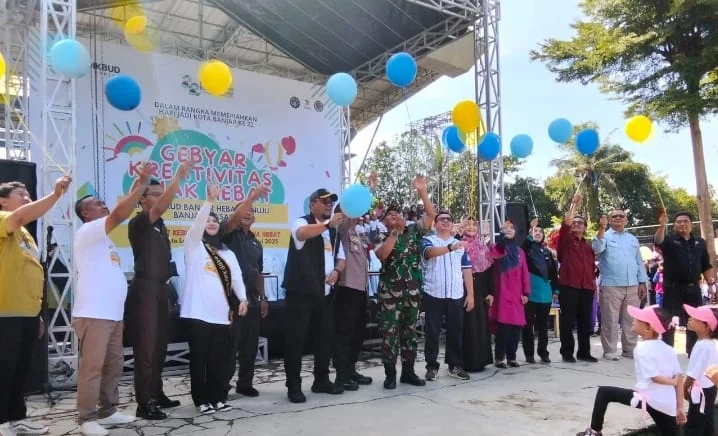 Gebyar Kreativitas Anak Paud, Pj Wali Kota Banjar Sebut Ini Bentuk Investasi Jajaran Forkopimda Kota Banjar saat membuka gebyar kreativitas anak-anak Paud di Lapang Bhakti Kota Banjar, Selasa (18/2/2025). (Cecep Herdi/Jabar Ekspres)