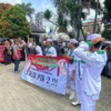 Puluhan massa yang tergabung dalam FPI menggelar aksi demonstrasi di Gedung DPRD Bandung Barat. Selasa (18/2). Dok Jabar Ekspres/Suwitno