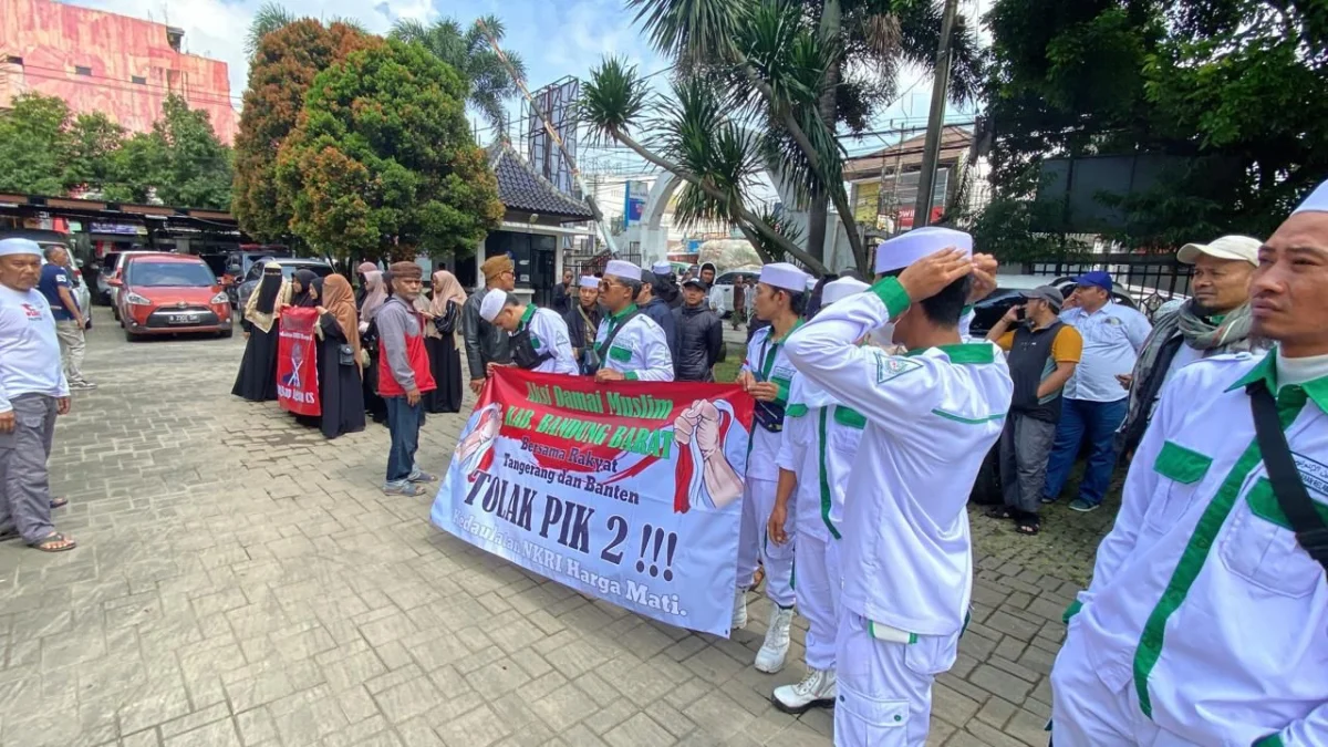 Puluhan Massa FPI Geruduk DPRD KBB: Tolak PSN PIK 2! Puluhan massa yang tergabung dalam FPI menggelar aksi demonstrasi di Gedung DPRD Bandung Barat. Selasa (18/2). Dok Jabar Ekspres/Suwitno