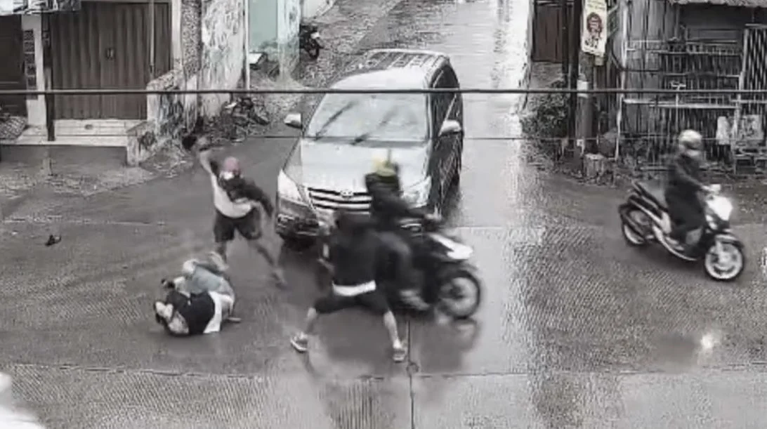 Pak Ogah di Bojongsoang Alami Pembacokan oleh OTK, Polisi Buru Pelaku! Seorang juru parkir atau pak ogah menjadi korban pembacokan oleh Orang Tidak Dikenal (OTK), di Kecamatan Bojongsoang, Kabupaten Bandung. Foto tangkapan layar instagram infobdgbaratcimahi
