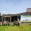 Guru mendampingi pembelajaran siswa Pendidikan Anak Usia Dini (PAUD) Inklusi Strawberry di tempat sementara akibat terdampak pengolahan sampah Pasar Gedebage, Selasa (18/2). Foto: Dimas Rachmatsyah / Jabar Ekspres