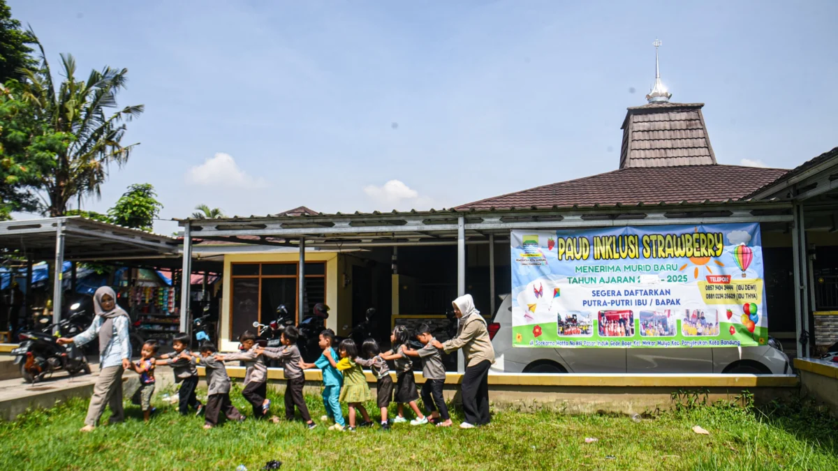 Guru mendampingi pembelajaran siswa Pendidikan Anak Usia Dini (PAUD) Inklusi Strawberry di tempat sementara akibat terdampak pengolahan sampah Pasar Gedebage, Selasa (18/2). Foto: Dimas Rachmatsyah / Jabar Ekspres