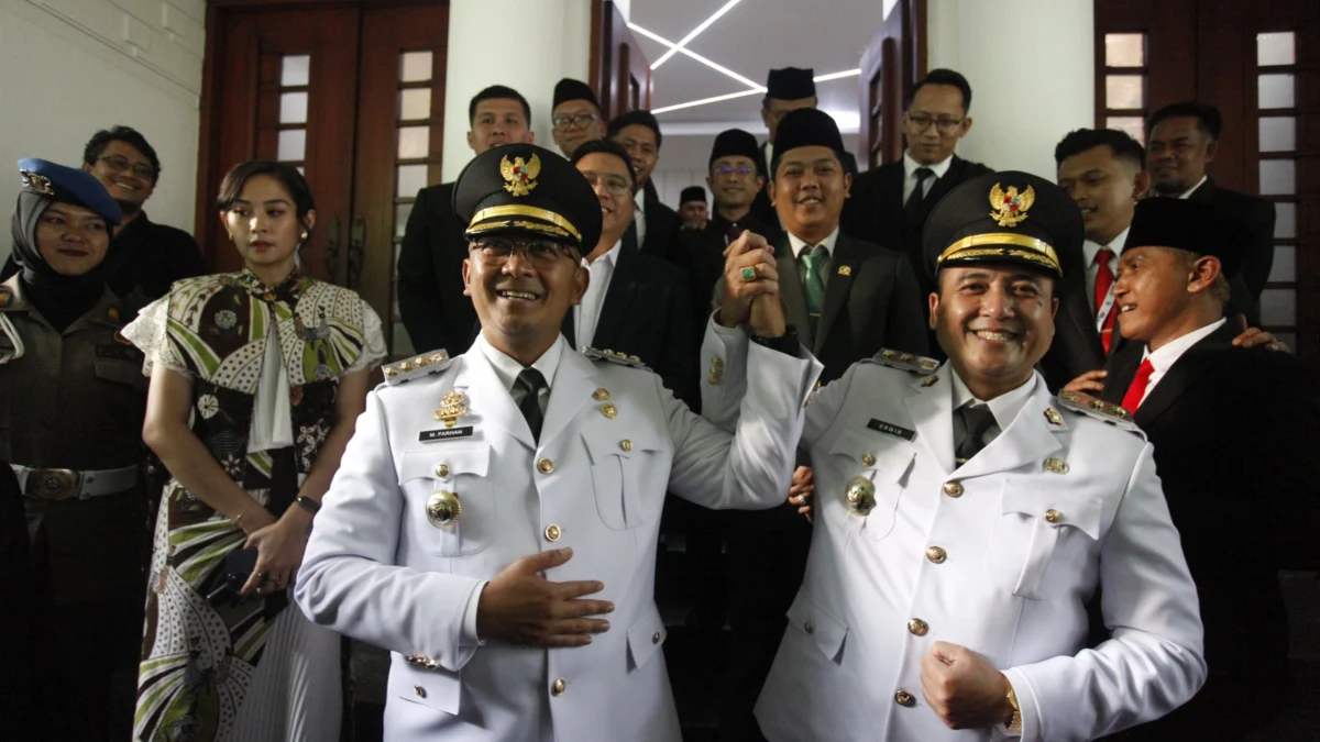 Wali Kota dan Wakil Wali Kota Bandung, Farhan (Kiri) dan Erwin (Kanan) seusai sertijab di Balai Kota Bandung, Kamis (20/2). (Dok. Dimas)