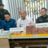 Dok. Kepala Kejari Kota Bandung, Irfan Wibowo (tengah). Foto. Sandi Nugraha.