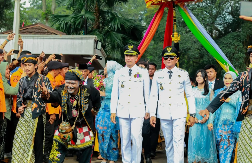 Wali Kota dan Wakil Wali Kota Bogor, Dedie A. Rachim dan Jenal Mutaqin disambut antusias warga saat tiba di Plaza Balai Kota Bogor. (Foto: Diskominfo Kota Bogor)