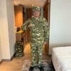 Wali Kota Banjar H Sudarsono berada di kamar hotel mengenakan seragam militer sebelum ikut retret di Magelang selama delapan hari, Jumat 21 Ferbruari 2025. (Foto: Istimewa)
