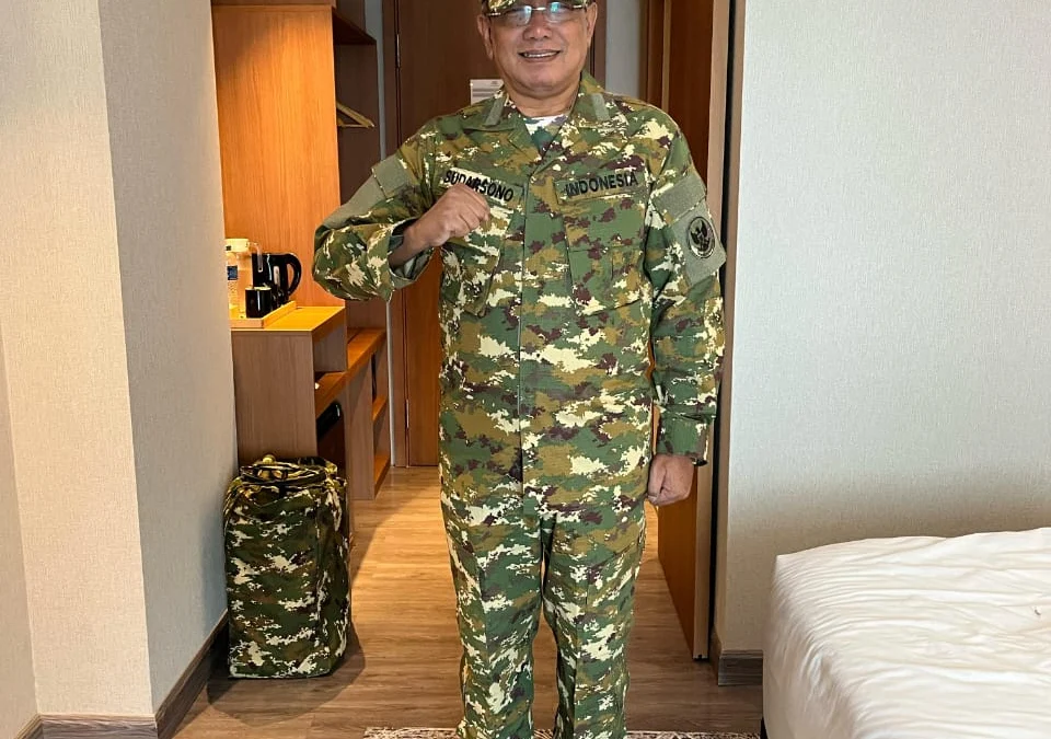 Wali Kota Banjar H Sudarsono berada di kamar hotel mengenakan seragam militer sebelum ikut retret di Magelang selama delapan hari, Jumat 21 Ferbruari 2025. (Foto: Istimewa)