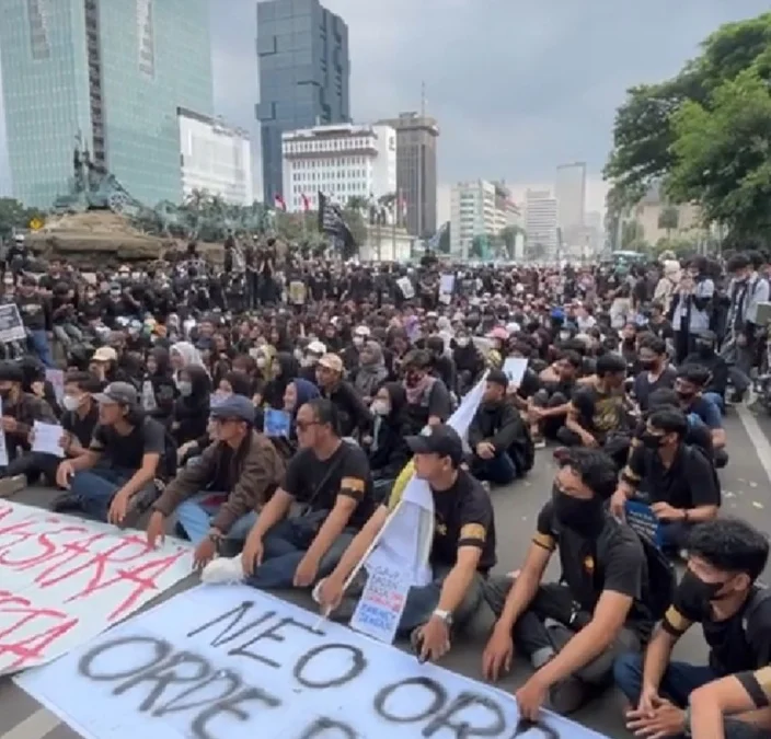 Ilustrasi Demo Indonesia Gelap. (Foto Instagram @narasinewsroom)