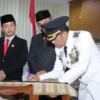 Wali Kota Cimahi, Ngatiyana saat Menandatangai Serah Terima Jabatan di Gedung DPRD Cimahi. (Mong / Jabar Ekspres)