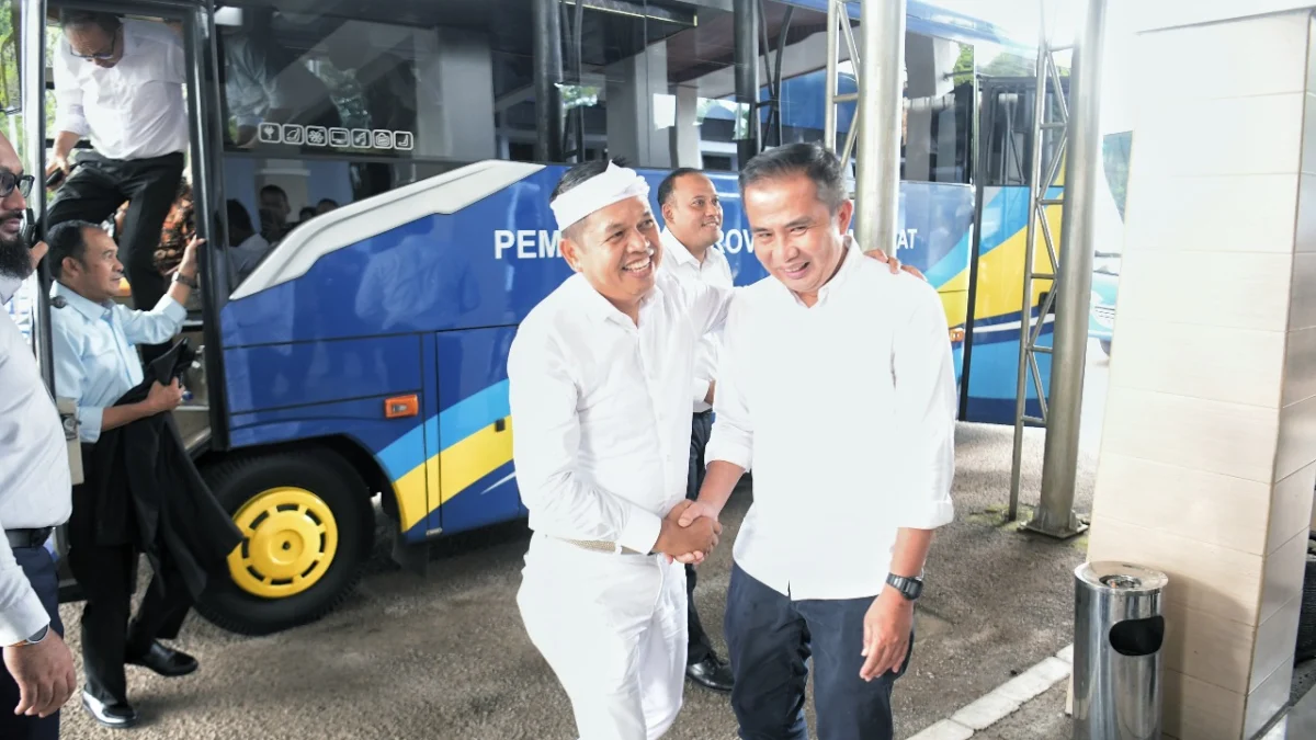 Dedi Mulyadi Berangkat ke Magelang untuk Ikuti Retret Kepala Daerah Gubernur Provinsi Jawa Barat Dedi Mulyadi, bersama sejumlah Bupati/ Walikota di Jabar bertolak ke Magelang untuk mengikuti retret Kepala Daerah hasil Pilkada Serentak 2024, Jum'at (21/2/2025) Foto : Pipin Sauri / Biro Adpim Jabar