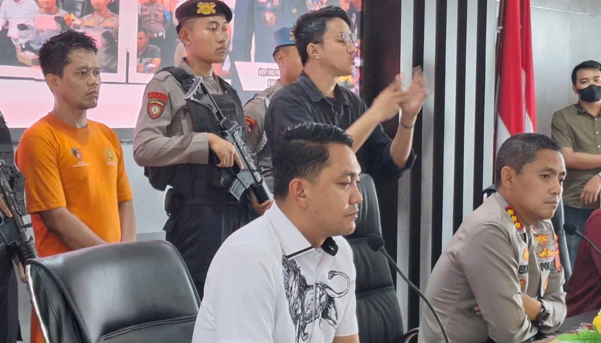 Ungkap Kasus Pembunuhan di Bogor 2024, YM Preman Residivis Diringkus dan Terancam Hukuman Seumur Hidup! Kapolresta Bogor Kota, Kombes Pol Eko Prasetyo bersama jajaran saat mengkekspose YM (36) tersangka pembunuhan Rojali (45), Jumat (21/2). (Yudha Prananda / Jabar Ekspres)