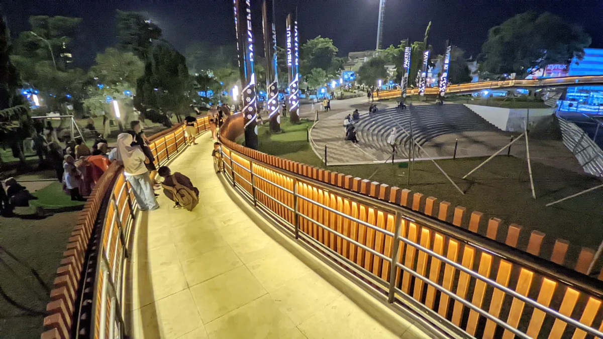 Ilustrasi: Jembatan di Alun-Alun Ciamis dilengkapi lampu yang menawan. Wajah baru Alun Alun kini menjadi buruan wisatawan. (Cecep Herdi/Jabar Ekspres)