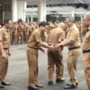 Budi Waluya (dua kanan) bersalaman dengan ASN di lingkungan Pemkab Ciamis saat pertama kali bertugas menjadi Pj Bupati Ciamism Kini, tugasnya telah selesai usai Bupati terpilih, Herdiat Sunarya, dilantik pada 20 Februari 2025. (Foto: Diskominfo Ciamis)