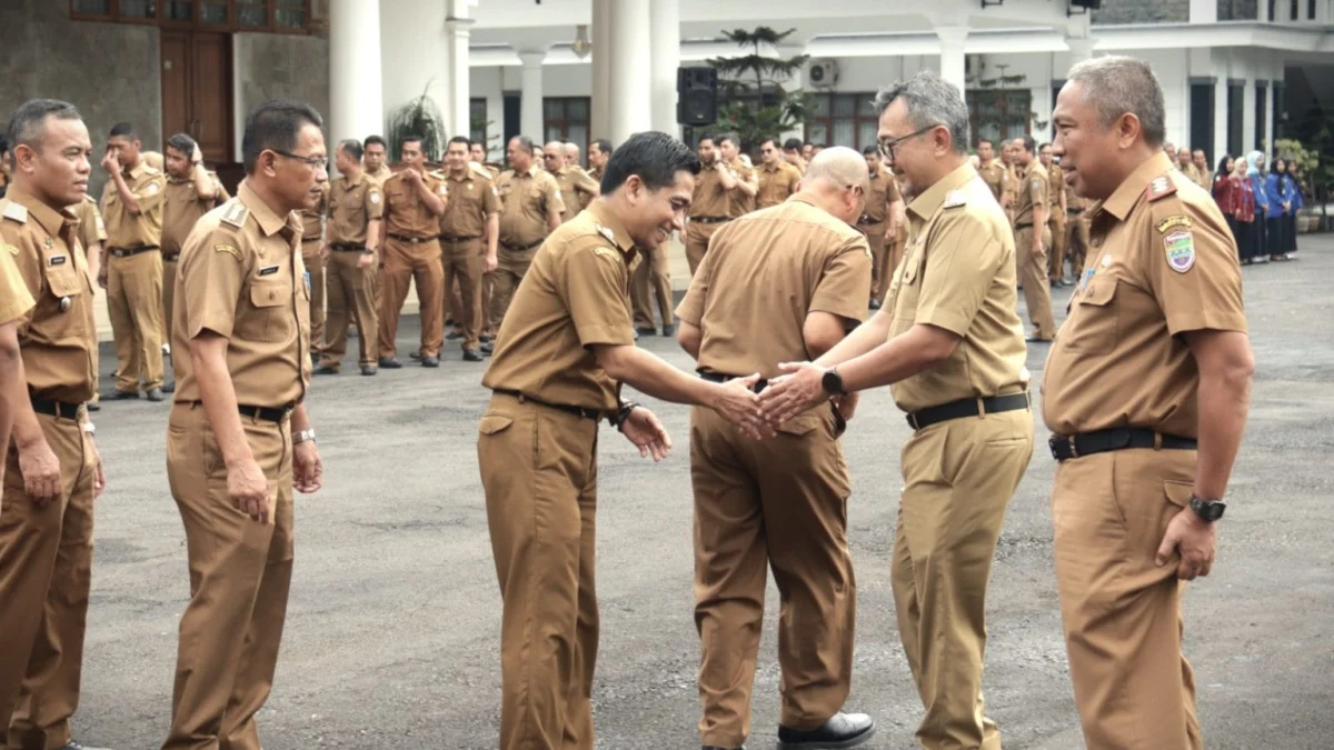 Budi Waluya (dua kanan) bersalaman dengan ASN di lingkungan Pemkab Ciamis saat pertama kali bertugas menjadi Pj Bupati Ciamism Kini, tugasnya telah selesai usai Bupati terpilih, Herdiat Sunarya, dilantik pada 20 Februari 2025. (Foto: Diskominfo Ciamis)