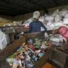 Proses penyortiran sampah di Upcycling Mekarwangi, Kota Bogor. Foto: Regi