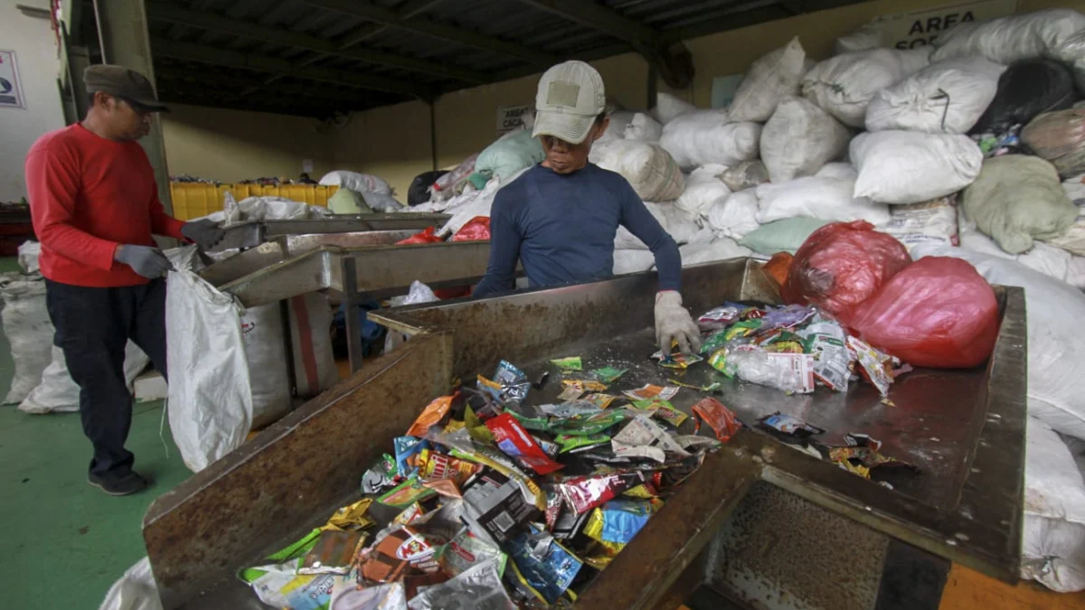Proses penyortiran sampah di Upcycling Mekarwangi, Kota Bogor. Foto: Regi