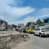 Kondisi jalan rusak di dekat proyek fly over Nurtanio di Jalan Garuda, Kota Bandung, Jum'at (21/2). Foto: Dimas Rachmatsyah / Jabar Ekspres