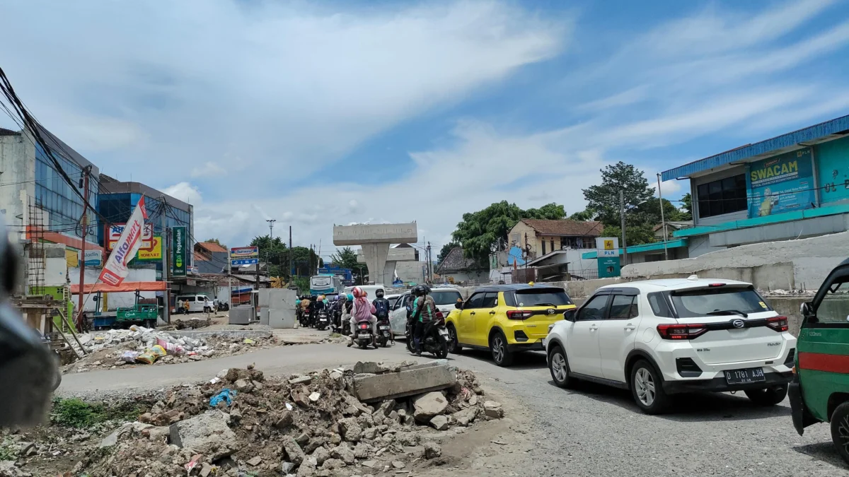 Ini Kata Pengamat Soal Banyak Jalan Rusak di Kota Bandung Kondisi jalan rusak di dekat proyek fly over Nurtanio di Jalan Garuda, Kota Bandung, Jum'at (21/2). Foto: Dimas Rachmatsyah / Jabar Ekspres