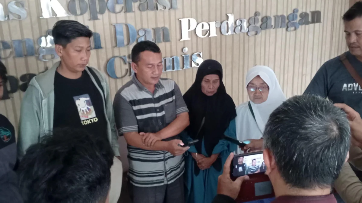 Para korban Jakwir mendatangi Kantor Dinas KUKMP Ciamis mintan difasilitasi pembayaran ganti rugi yang dijanjikan setelah program makan bergizi gratis yang dijalankan oleh komunitas UMKM. (Foto: Cecep Herdi/Jabar Ekspres)