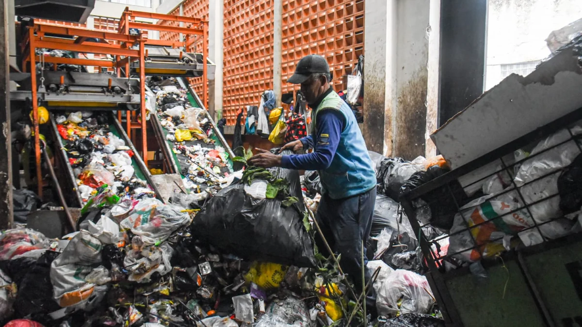 Pekerja mengolah sampah di Tempat Pengolahan Sampah Terpadu (TPST) Nyengseret, Kota Bandung, Rabu (26/2). Foto: Dimas Rachmatsyah / Jabar Ekspres