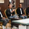 Direktur Digital Business Telkom Muhamad Fajrin Rasyid (kedua dari kiri) saat menjelaskan mengenai Artificial Intelligence (AI) di Jakarta, Rabu (26/2).