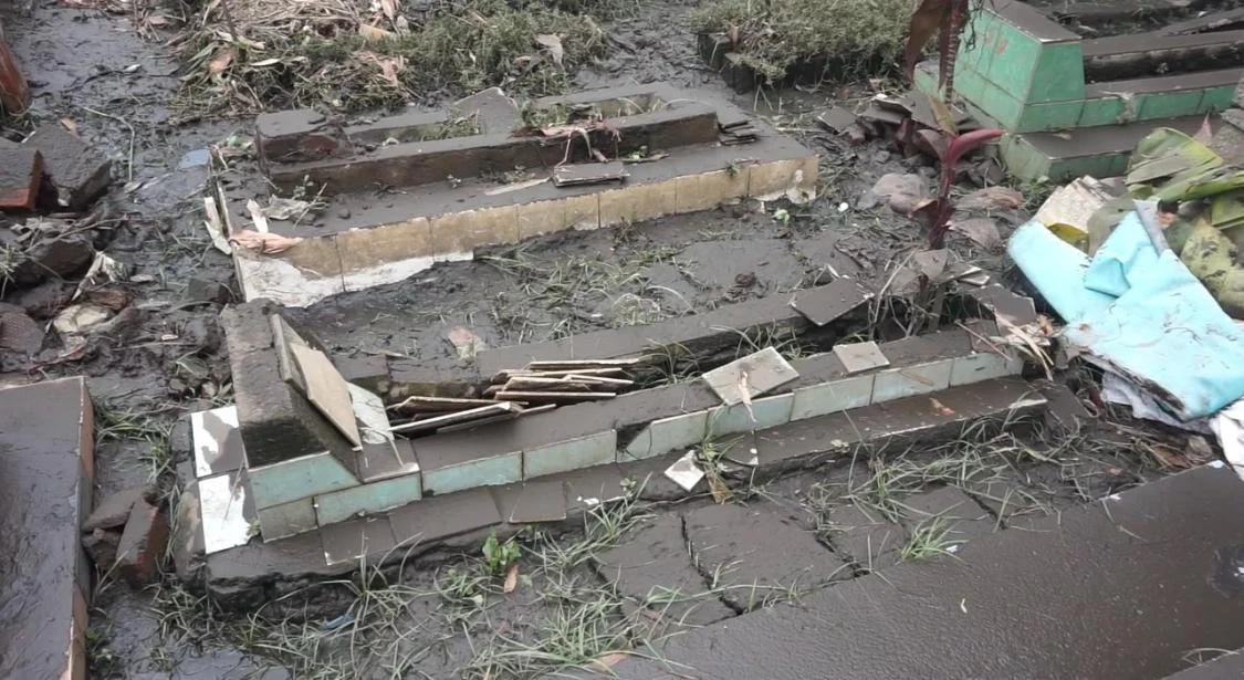 Ribuan makam di Tempat Pemakaman Umum (TPU) Bojongsoang di Desa Bojongsoang, Kecamatan Bojongsoang, Kabupaten Bandung porak poranda setelah tergerus aliran sungai Cikapundung. Foto: Agi / Jabar Ekspres