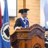 Guru Besar Fikom Unisba Prof. Dr. Septiawan Santana Kurnia memberikan pemaparan ilmiah di Aula Utama Unisba, Jalan Tamansari, Kota Bandung, Kamis (27/2). Foto: Dimas Rachmatsyah / Jabar Ekspres
