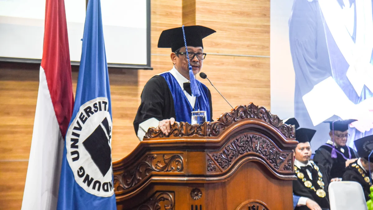 Guru Besar Fikom Unisba Prof. Dr. Septiawan Santana Kurnia memberikan pemaparan ilmiah di Aula Utama Unisba, Jalan Tamansari, Kota Bandung, Kamis (27/2). Foto: Dimas Rachmatsyah / Jabar Ekspres