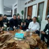 Sekda Jabar Herman Suryatman (baju putih) saat berdialog dengan perwakilan PT JES di Rumdin Jalan Aria Jipang, Kamis (27/2).