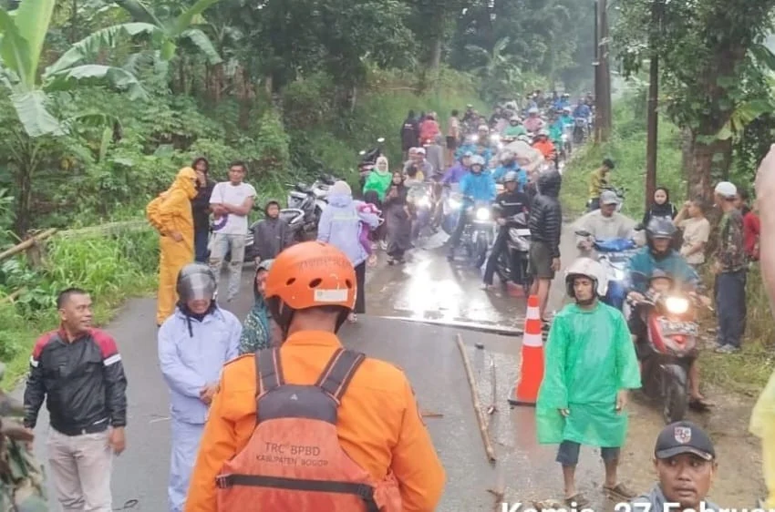 Jembatan Citeureup-Sukamakmur Putus akibat tingginya curah hujan